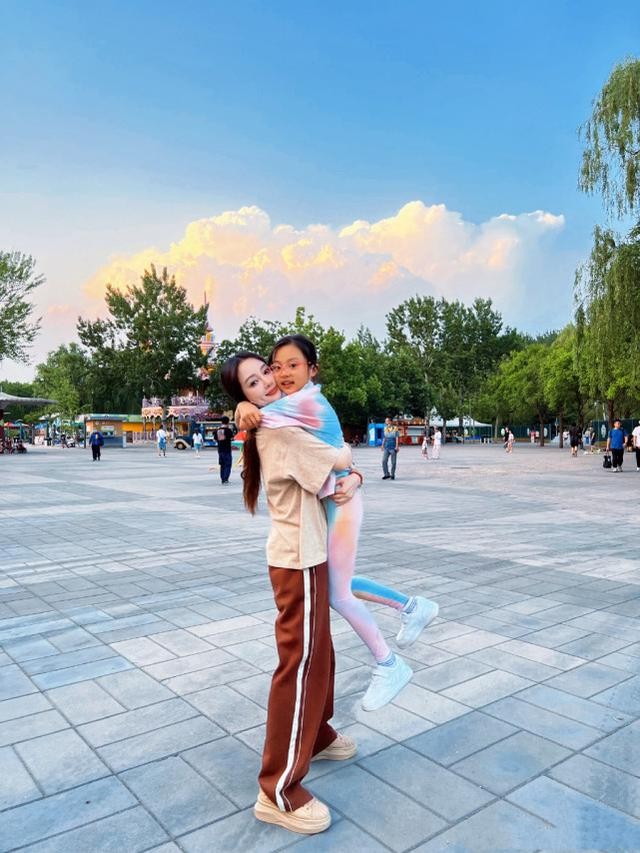 李小璐女儿照片（李小璐晒与女儿最新合照）