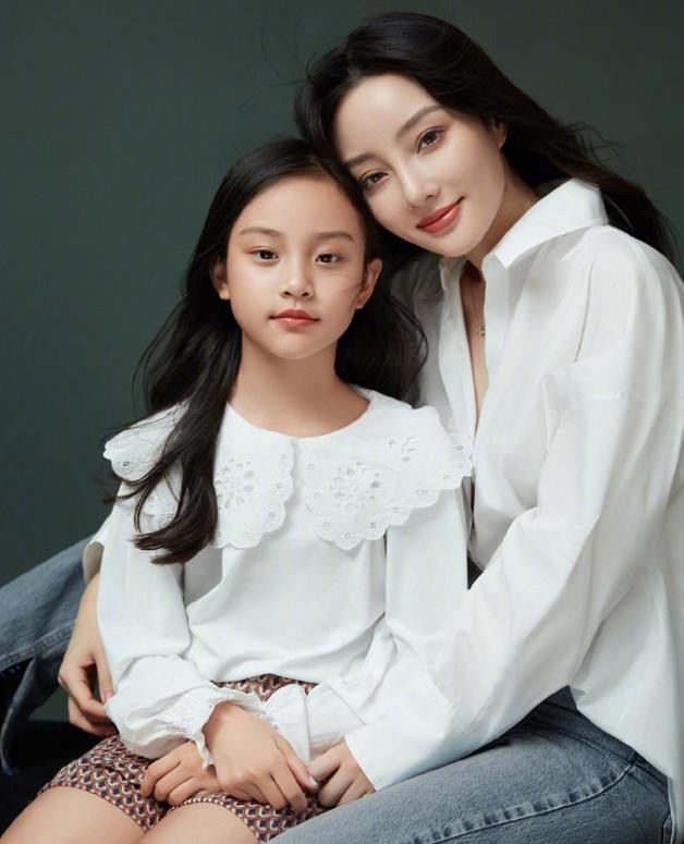 李小璐女儿照片（李小璐晒与女儿最新合照）