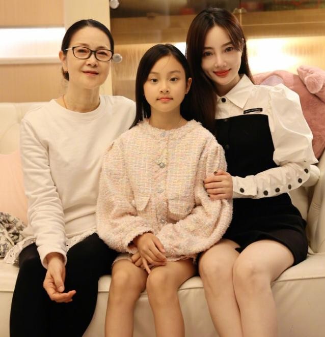 李小璐女儿照片（李小璐晒与女儿最新合照）