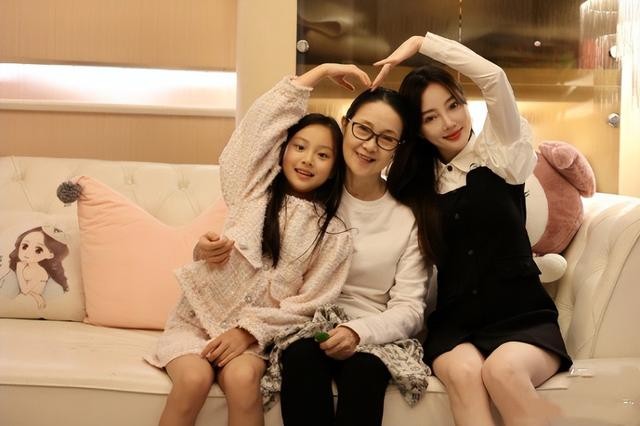 李小璐女儿照片（李小璐晒与女儿最新合照）