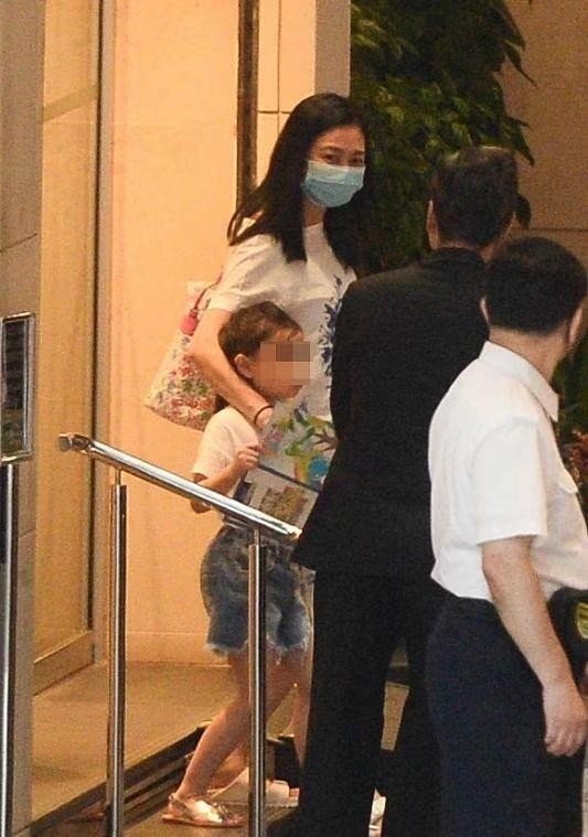 朱丽倩最近图片大全（刘德华老婆带女儿出行）