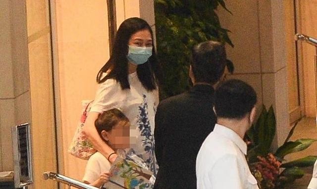 朱丽倩最近图片大全（刘德华老婆带女儿出行）