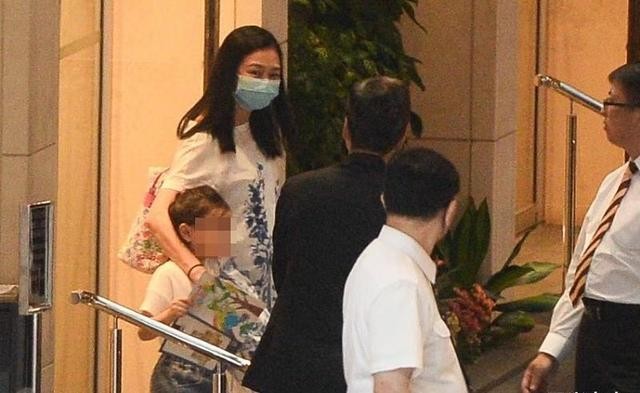 朱丽倩最近图片大全（刘德华老婆带女儿出行）