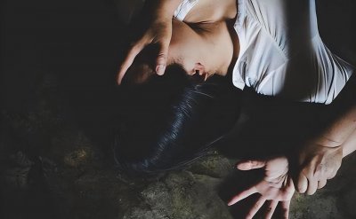 ​男子夜间“偷性”，女子未反抗还帮暴徒戴安全套：这对我们俩都好