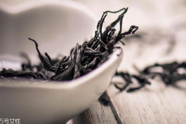 茶叶大红袍是什么颜色 干茶叶有三种色彩 茶叶大红袍是什么颜色 干茶叶有三种色彩