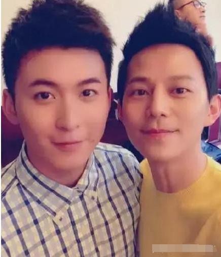 45岁否认已婚的何炅,与神秘男子亲密同游,此前与柴格传出绯闻