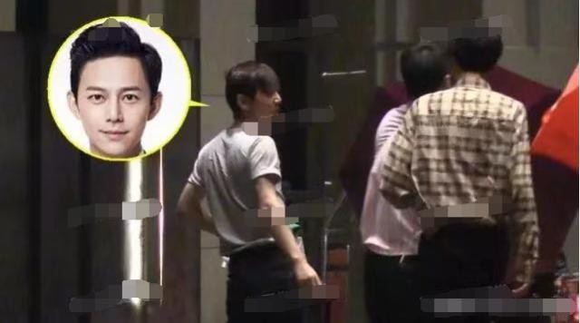 45岁否认已婚的何炅,与神秘男子亲密同游,此前与柴格传出绯闻