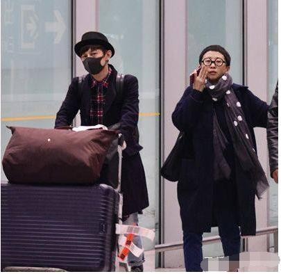 45岁否认已婚的何炅,与神秘男子亲密同游,此前与柴格传出绯闻