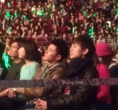 45岁否认已婚的何炅,与神秘男子亲密同游,此前与柴格传出绯闻