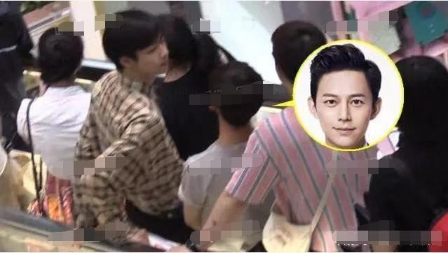 45岁否认已婚的何炅,与神秘男子亲密同游,此前与柴格传出绯闻