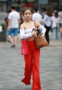 ​肩膀圆润怎么挑衣服(肩宽的适合穿什么肩型的衣服)