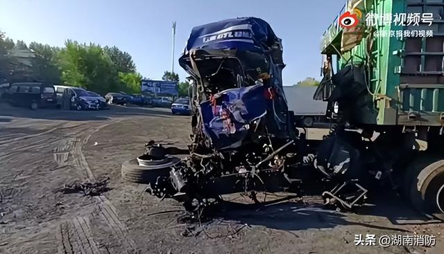 涉疫转运客车事故致27死（涉疫大巴侧翻致27死20伤）(6)