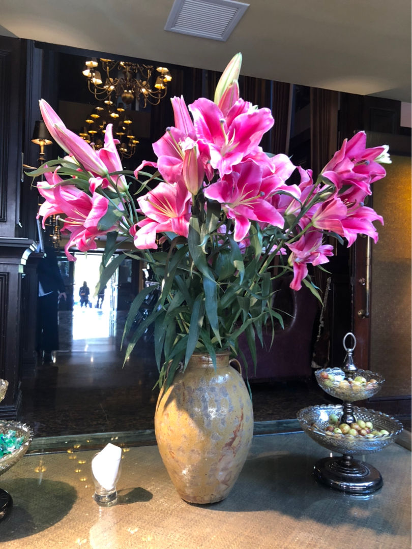 订婚用什么颜色的玫瑰花(婚礼上常用的鲜花推荐)