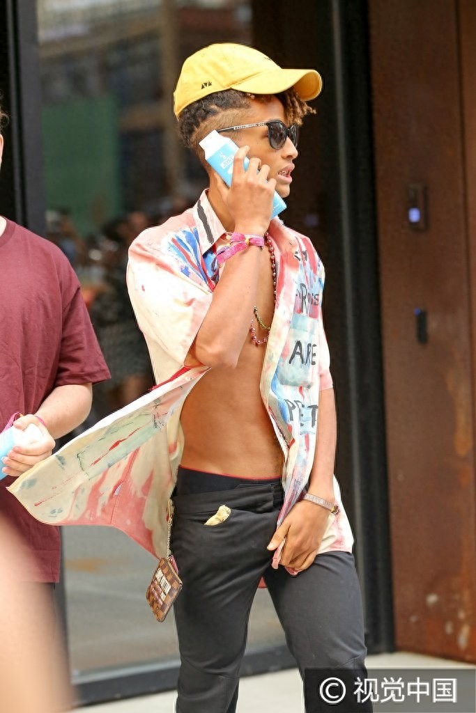 贾登史密斯与女友出街敞胸露怀秀八块肌 饮料贴脸假装打电话