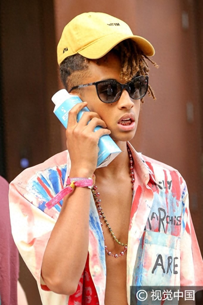 贾登史密斯与女友出街敞胸露怀秀八块肌 饮料贴脸假装打电话