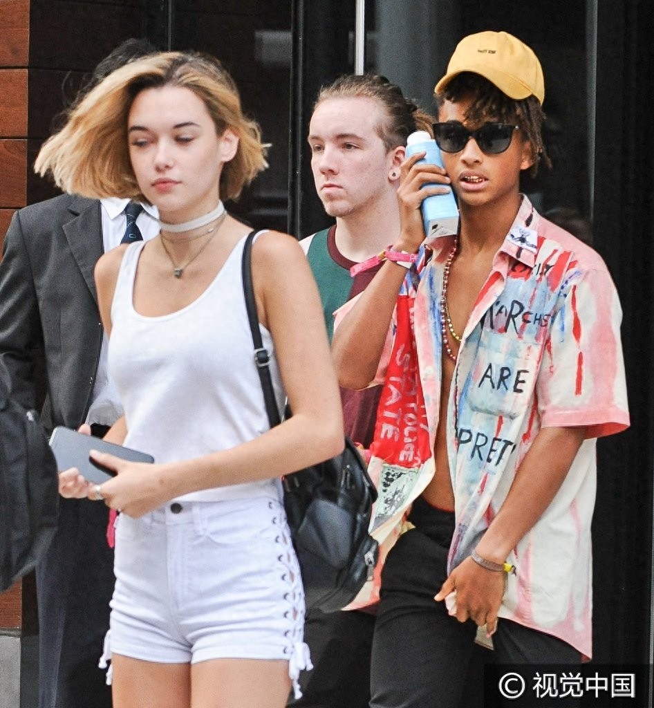 贾登史密斯与女友出街敞胸露怀秀八块肌 饮料贴脸假装打电话