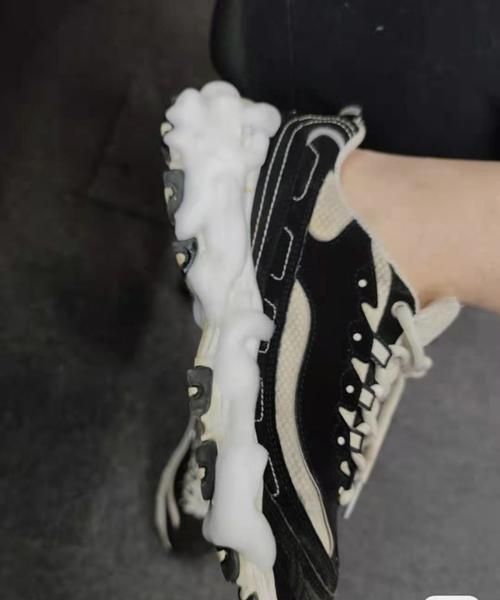 网面白鞋上的黑色痕迹怎么去除