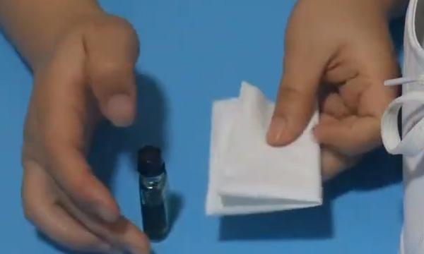 鞋白边有黑色污垢怎么除掉,白鞋边磨得成黑色擦不掉怎么办呢图2