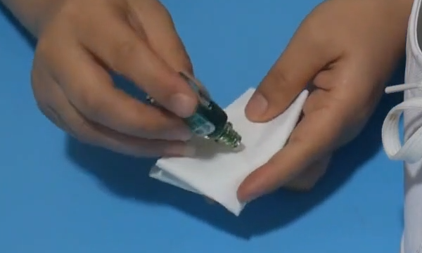 鞋白边有黑色污垢怎么除掉,白鞋边磨得成黑色擦不掉怎么办呢图3