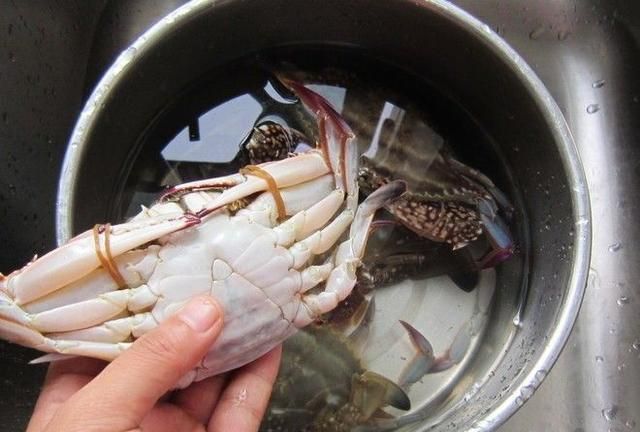 煮熟的螃蟹冻在冰箱里可以放多久能吃