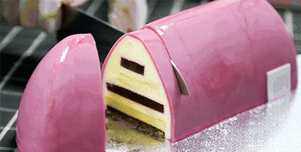 切蛋糕时怎么做可以使切口平整且不沾刀