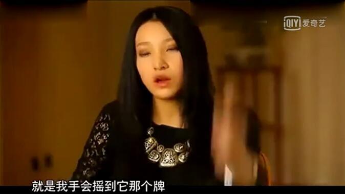 马凡舒走秀时泳裤意外 走t台泳裤掉落视频截图