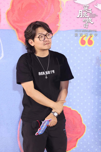 《穿过月亮的旅行》奔赴相爱首映礼 张子枫胡先煦现场甜蜜比心