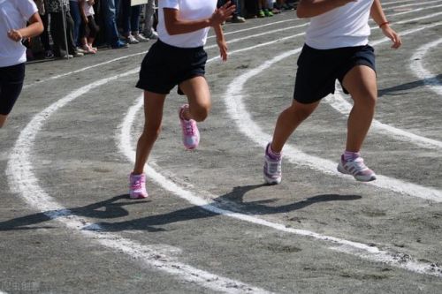 运动会的广播稿50字左右(运动会的广播稿20字)-第1张图片-