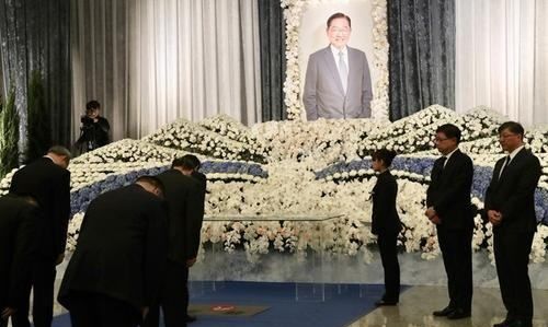 鞠躬致哀什么意思,长辈给晚辈吊唁时是否行礼图1