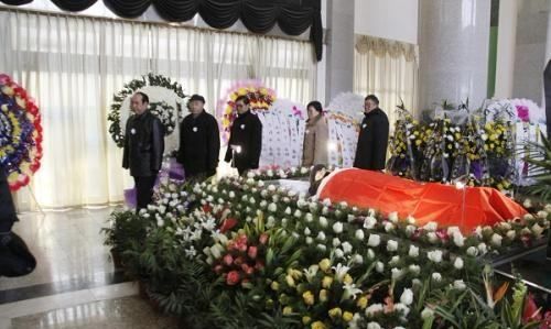 鞠躬致哀什么意思,长辈给晚辈吊唁时是否行礼图2