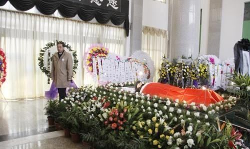 鞠躬致哀什么意思,长辈给晚辈吊唁时是否行礼图3