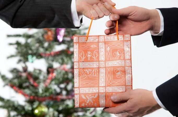 给领导送礼是当面还是放在办公室