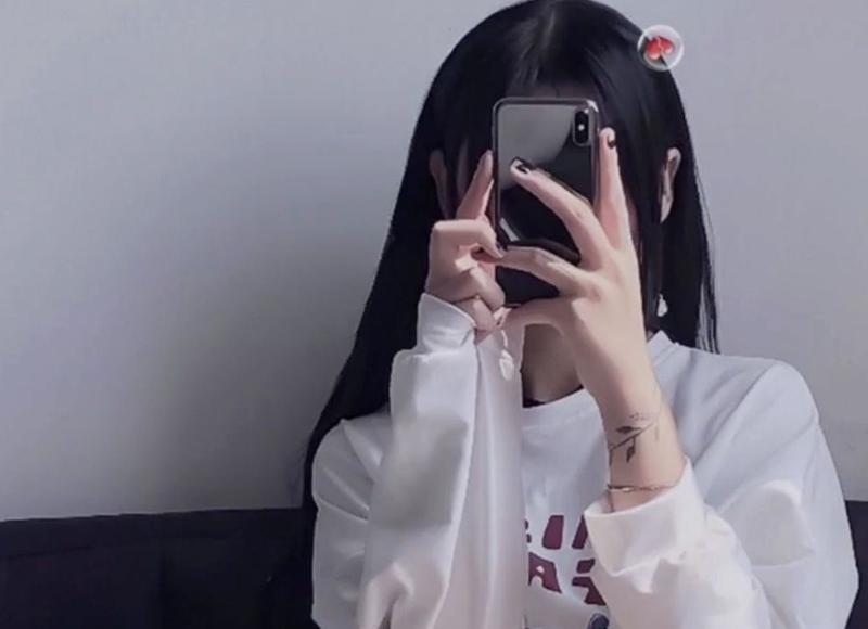 用手指伸进去摸G点她感到疼 他用手进去很猛很快感觉很疼