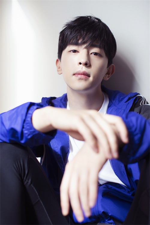狐狸系美男邓伦晒近照，穿蓝黑色运动服，气质沉稳