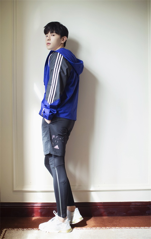 狐狸系美男邓伦晒近照，穿蓝黑色运动服，气质沉稳