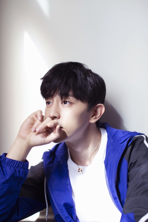 狐狸系美男邓伦晒近照，穿蓝黑色运动服，气质沉稳