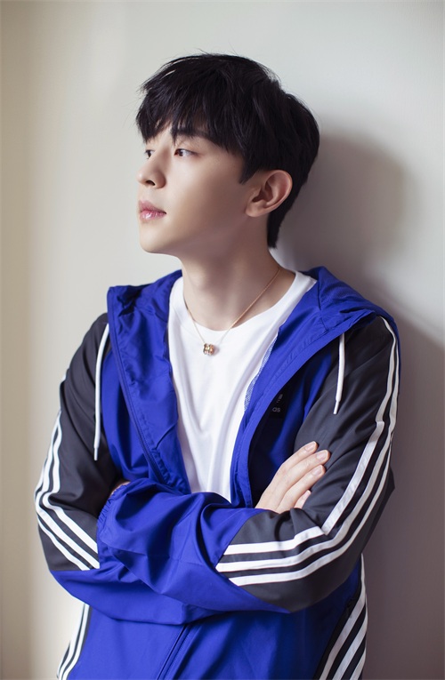 狐狸系美男邓伦晒近照，穿蓝黑色运动服，气质沉稳