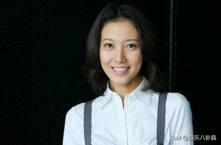 出道多年不温不火，气质酷似高圆圆，嫁圈外老公今成这般模样