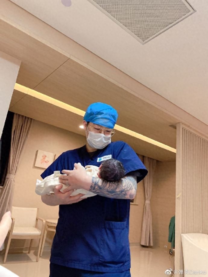 红花会弹壳升级当爸，晒母女照报平安，恭喜