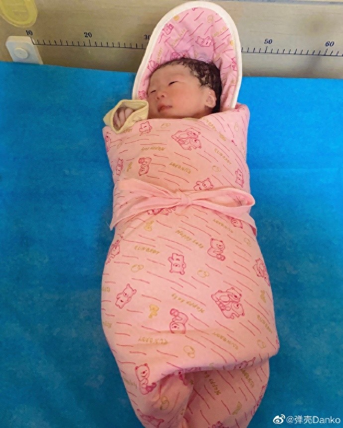 红花会弹壳升级当爸，晒母女照报平安，恭喜