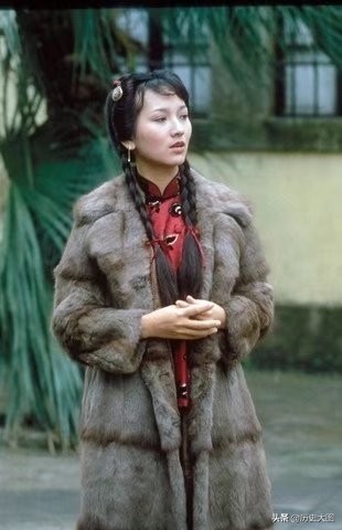 1980年香港电视剧《上海滩》的剧照,图2是周润发和赵雅芝