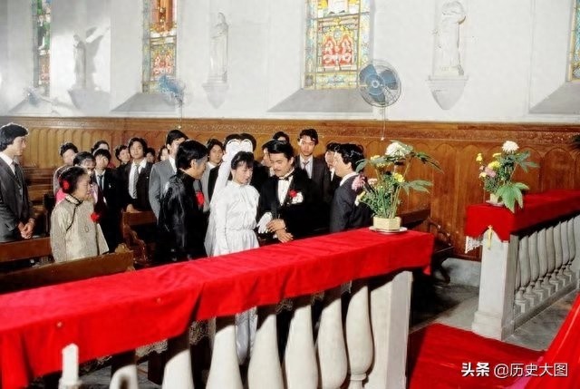 1980年香港电视剧《上海滩》的剧照,图2是周润发和赵雅芝