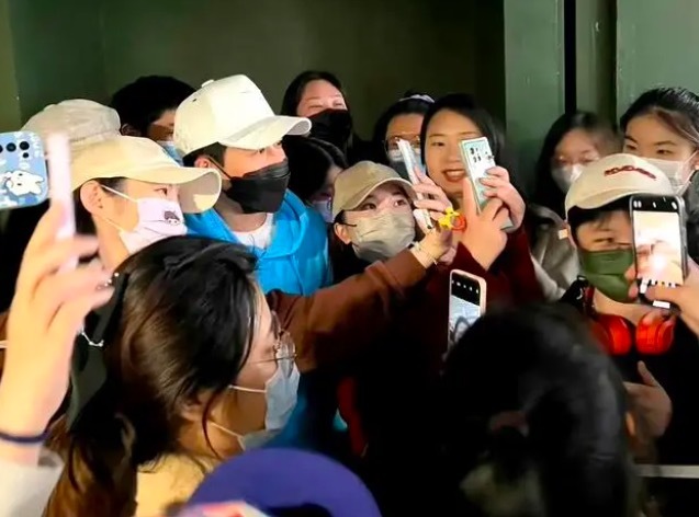 苏醒说希望半夜不要再有人来接机了 误以为自己突然红了