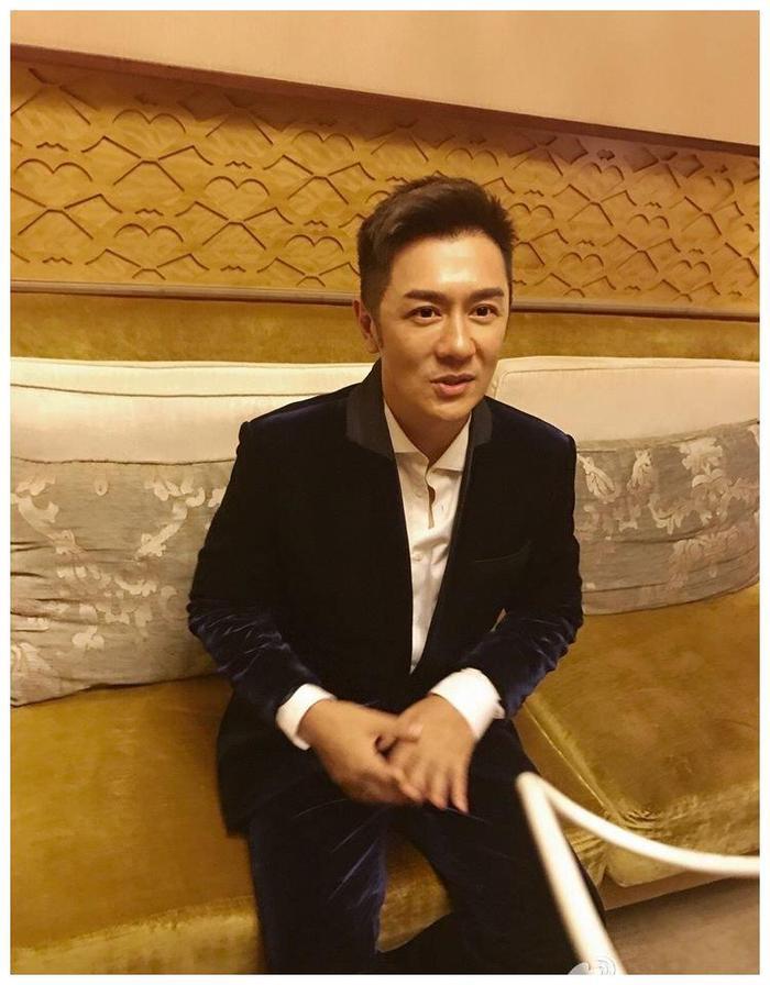 47岁“不老男神”低调庆生找小17岁娇妻,育有“三女一子”