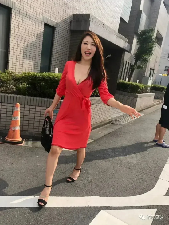 巨R女神bin音桃花美图分享，人间妖精的搭配！