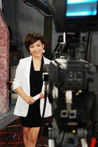 李静老公是谁(前央视主持李静女儿晒近照，笑容满面美过妈妈，18岁就当导演？)