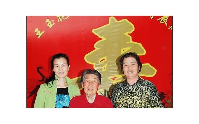  超正三观!安徽母女高铁“一等座”引全网热议